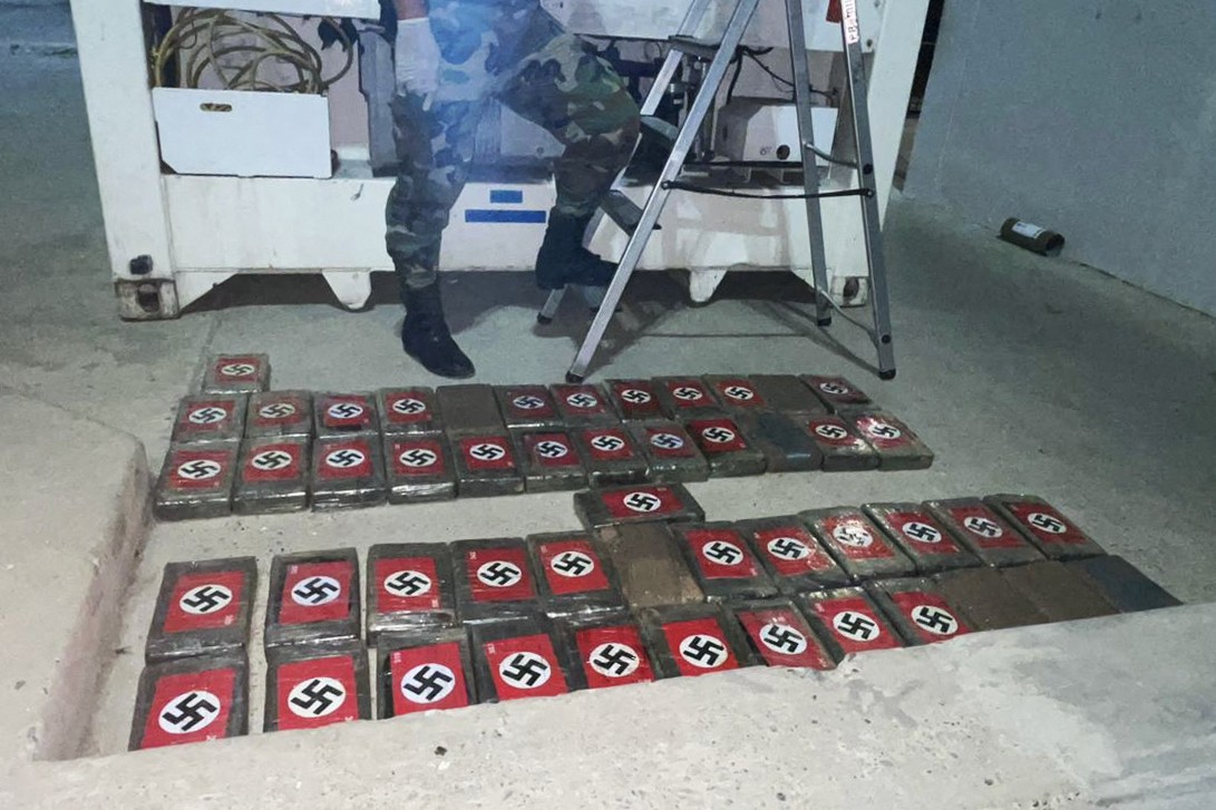 Alguns pacotes estavam abertos e tinham escrito em alto relevo "Hitler", sobre o pó branco do suposto cloridrato de cocaína — Foto: Peruvian National Police / AFP