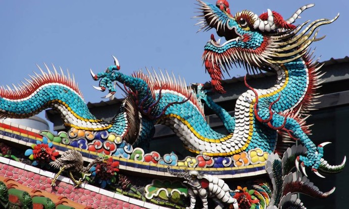 O dragão colorido é um dos detalhes que fazem do templo Longshan um dos principais pontos de visitação de Taipé