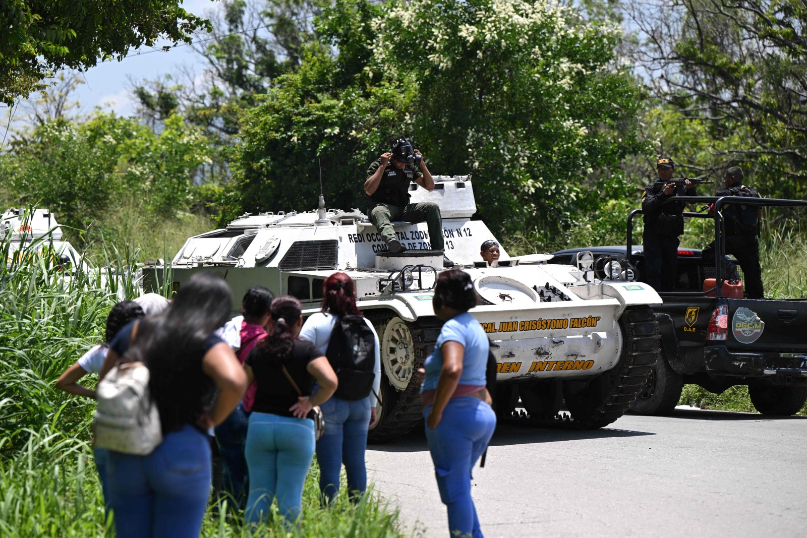 Operação das forças do governo da Venezuela na prisão de Tocoron em Maracay — Foto: YURI CORTEZ/AFP