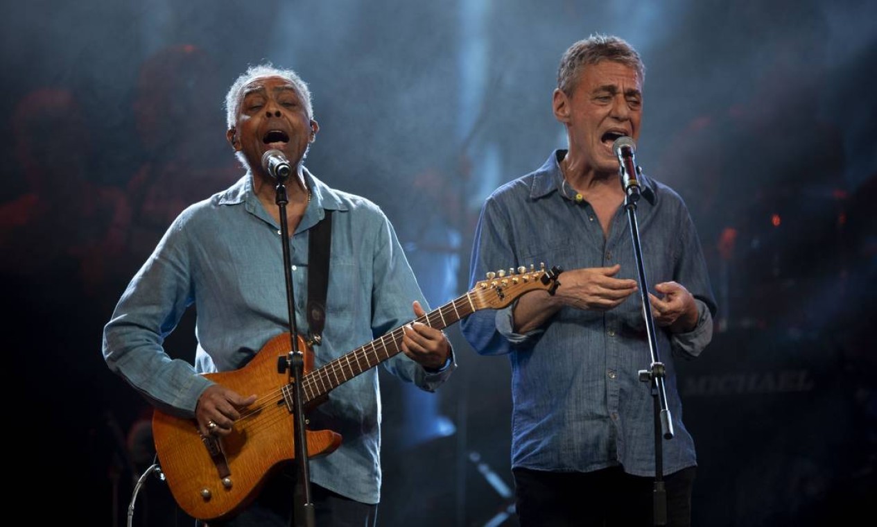 Em julho de 2018, ao lado de Gilberto Gil, Chico canta no festival "Lula Livre"  — Foto: MAURO PIMENTEL / AFP