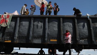 Migrantes, principalmente da Venezuela, permanecem retidas depois que o trem de mercadorias em que viajavam para Ciudad Juarez parou no deserto do município de Ahumada, estado de Chihuahua, México, em 29 de setembro de 2023. Nos últimos 11 meses, pelo menos 1,8 milhão pessoas chegaram à fronteira sul dos EUA, muitas delas em busca de segurança e oportunidades económicas. — Foto: HERIKA MARTINEZ/AFP