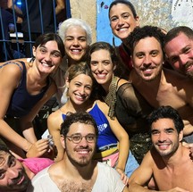 Caio Blat (dir.) e Luísa Arraes (centro) em Olinda com amigos — Foto: Reprodução/Redes sociais