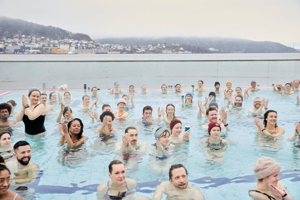 Plateia vê show do Borealis de uma piscina aquecida — Foto: NYT