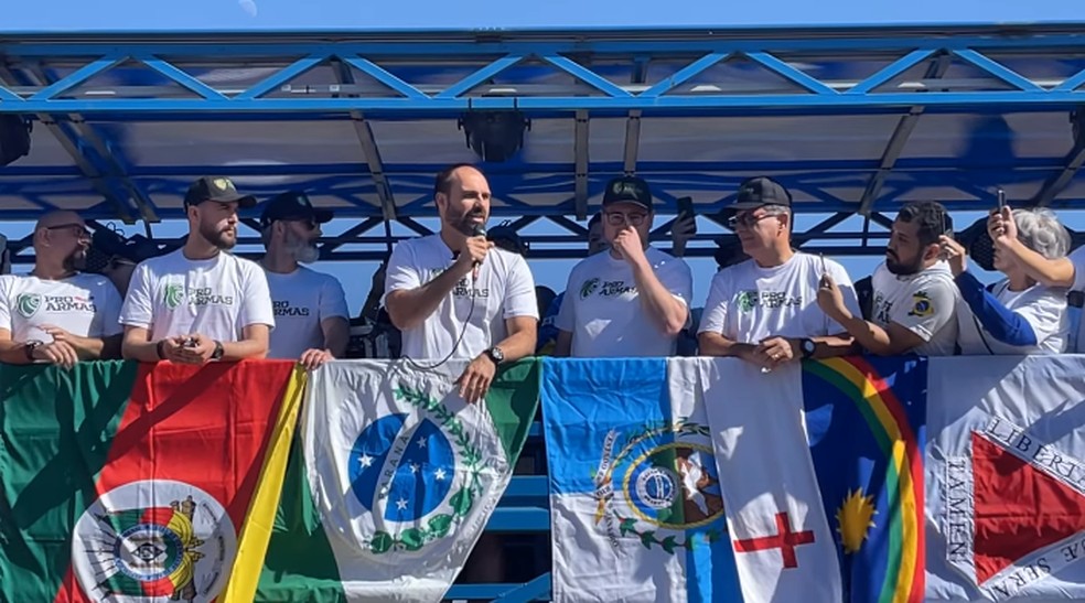 Deputado Eduardo Bolsonaro (PL-SP) em movimento pró-armas em Brasília — Foto: YouTube/Reprodução