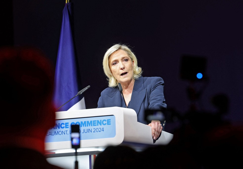 Marine Le Pen discursa após fim do primeiro turno das eleições legislativas na França — Foto: François Lo Presti/AFP