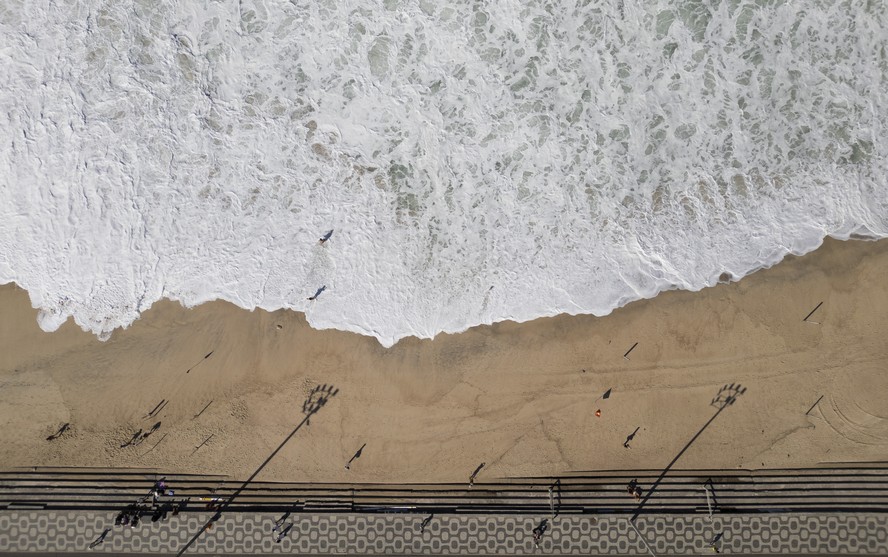 Ressaca na orla do Rio. Na foto, a Praia do Leblon