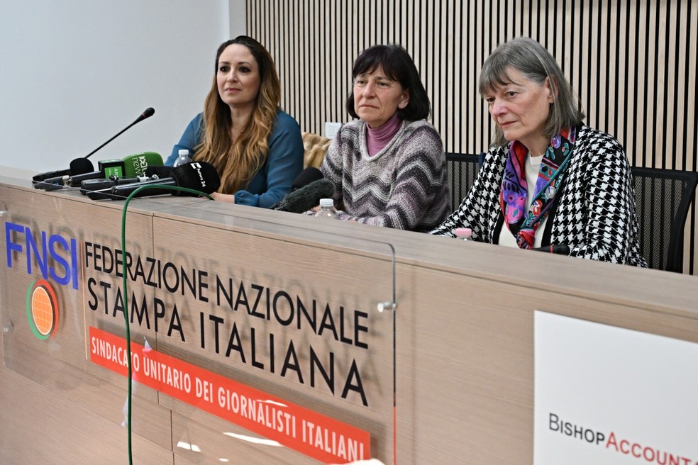 Gloria Branciani e Mirjam Kovac, duas ex-freiras, acusam de abuso sexual o esloveno Marko Rupnik, clérigo e artista de mosaicos de renome mundial, na sede da Ordem dos Jornalistas Italianos, em Roma — Foto: ANDREAS SOLARO / AFP