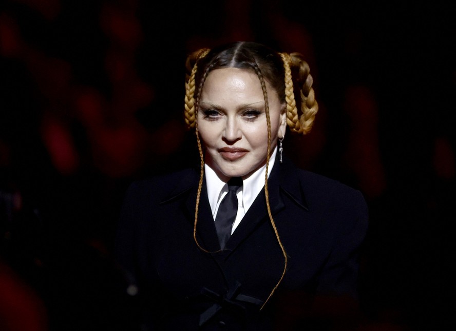 Madonna fala no palco durante o 65º Grammy, em 5 de fevereiro de 2023, em Los Angeles, Califórnia.