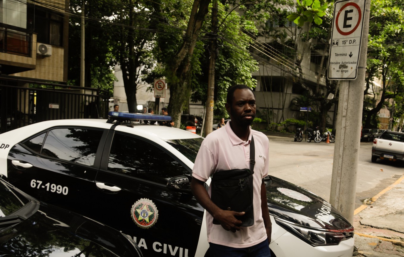 O entregador Max Angelo Alves dos Santos chega apra prestar depoimento em caso em que sofreu agressões de ex-jogadora de vôlei Sandra Mathias Correia de Sá — Foto: Gabriel de Paiva/Agência O Globo