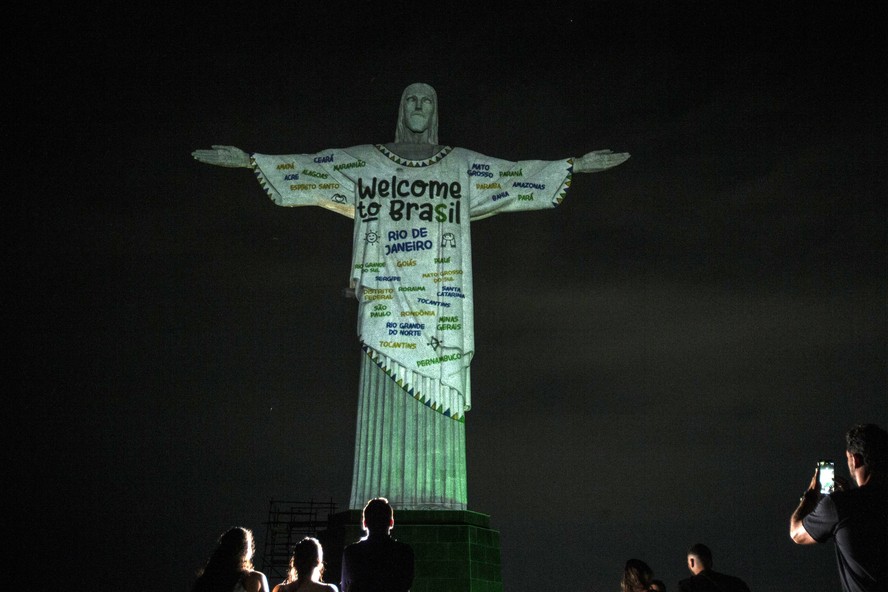 RI Rio de Janeiro (RJ) 16/11/2023 - Projeção no Cristo em homenagem a Taylor Swift. Foto Alexandre Cassiano