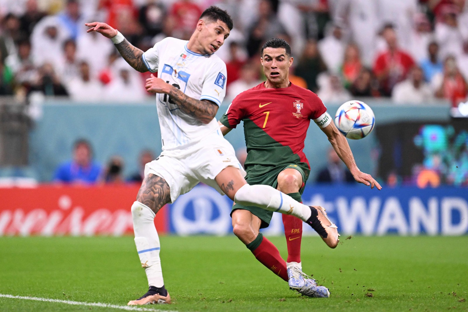 O zagueiro uruguaio Mathias Olivera luta pela bola com o atacante português Cristiano Ronaldo  — Foto: Kirill KUDRYAVTSEV / AFP