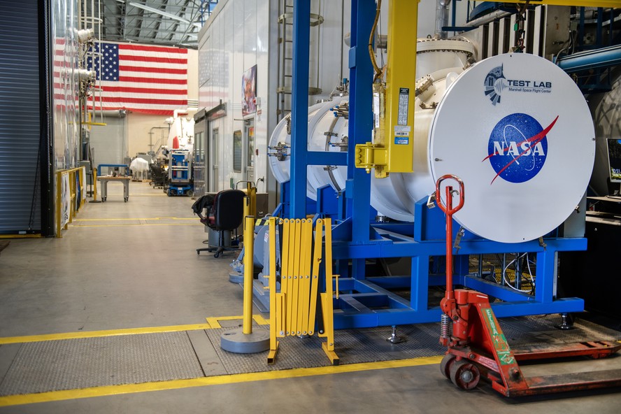 Uma das muitas câmaras de teste da NASA que pode imitar as condições do espaço, a maior das quais será usada no início do próximo ano para testar a impressora de construção 3-D da empresa de tecnologia de construção ICON