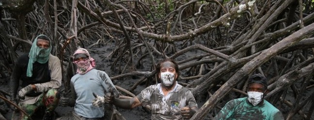  presidente da Caixa, Pedro Guimarães, posa na lama de um mangue em Belmonte, na Bahia - Foto: Divulgação/Caixa