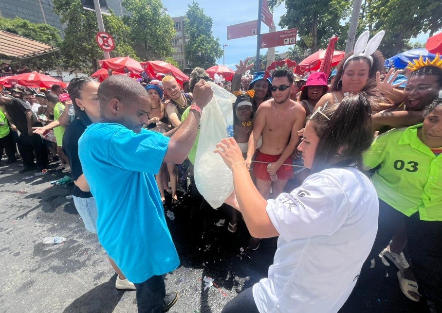 Distribuição de água no Fervo da Lud, no Centro — Foto: Maria Guimarães