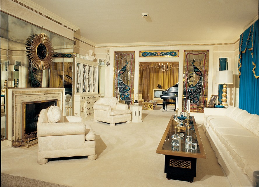 Sala de estar de Graceland, onde viveu Elvis Presley, em Memphis, Tennessee