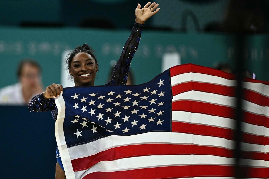 Simone Biles comemora segundo ouro na Olimpíadas com bandeira dos Estados Unidos