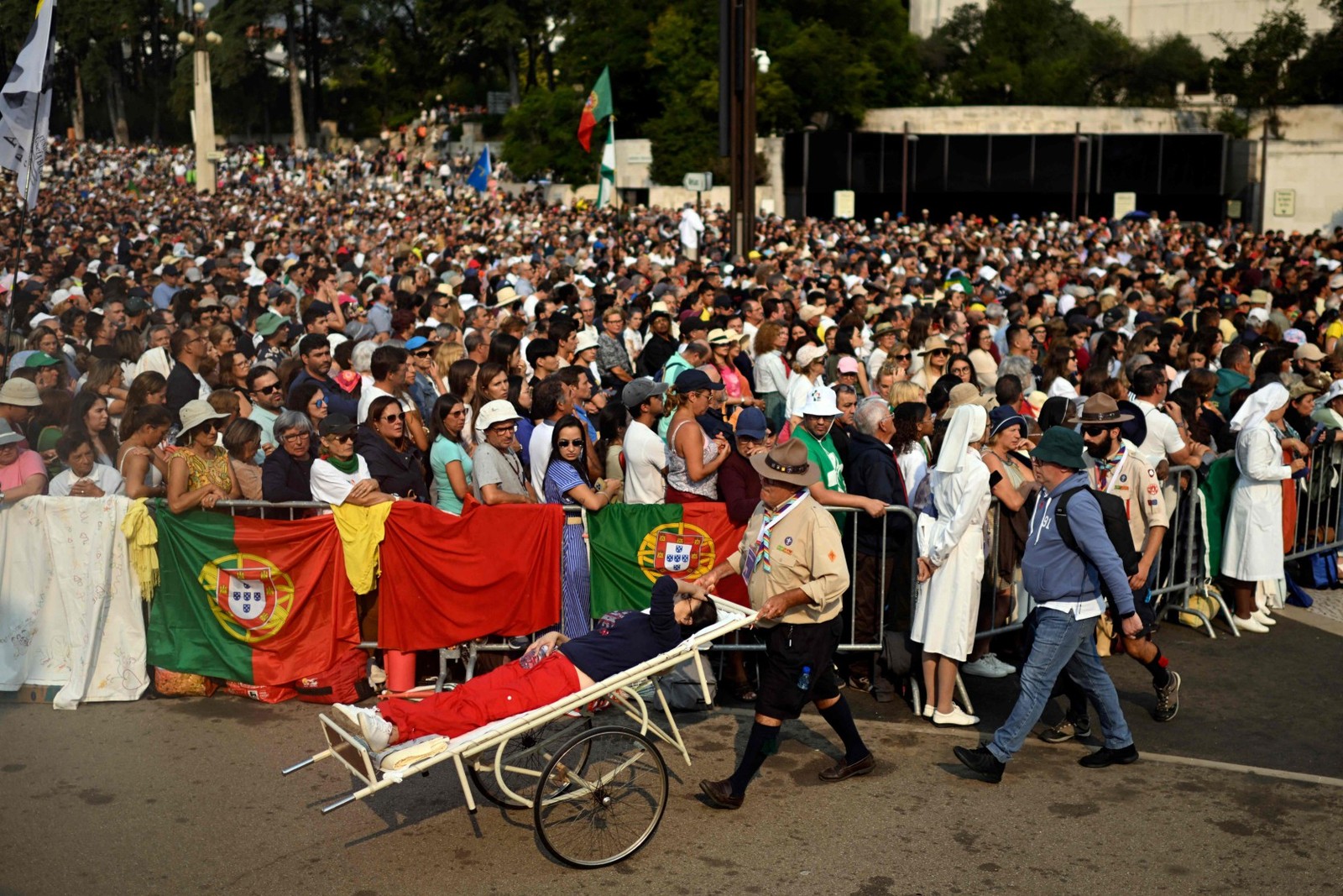 Papa Francisco chega ao Santuário de Fátima, em Portugal, durante Jornada Mundial da Juventude — Foto: Patricia DE MELO MOREIRA / AFP