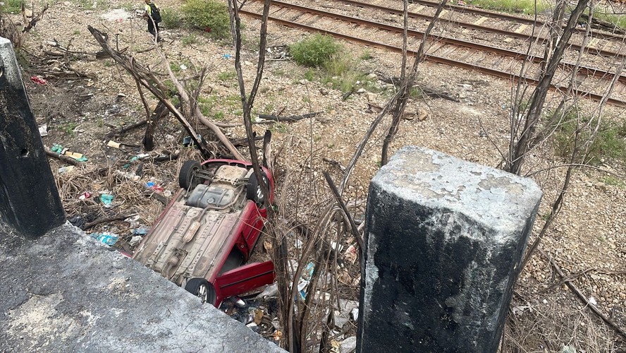 Carro usado durante fuga por David Souza Miranda foi encontrado capotado, na linha férrea, na altura da Mangueira