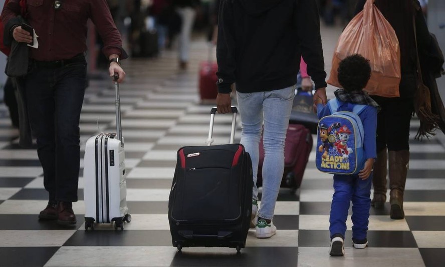 Criança embarcando no Aeroporto de Congonhas Marcos Alves/Agência O Globo