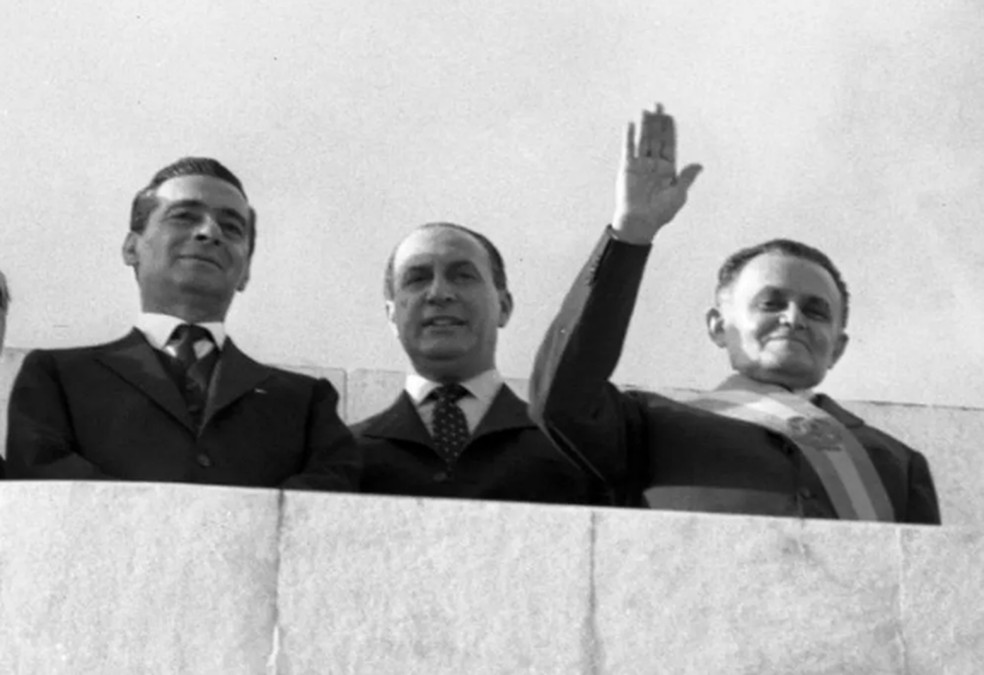 Castelo Branco usando faixa de presidente, com Moura e Mazzili, em 15 de setembro de 1964 — Foto: Arquivo/Agência O GLOBO