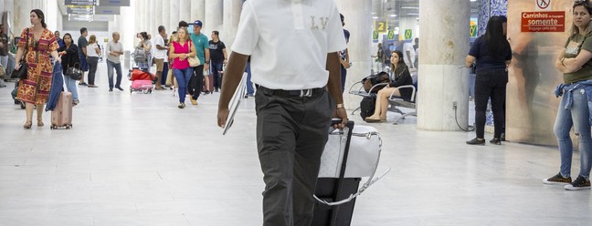 Endrick no desembarque no Santos Dummont, no Rio de Janeiro, para se apresentar à seleção brasileira sub-23 — Foto: Joilson Marconne / CBF