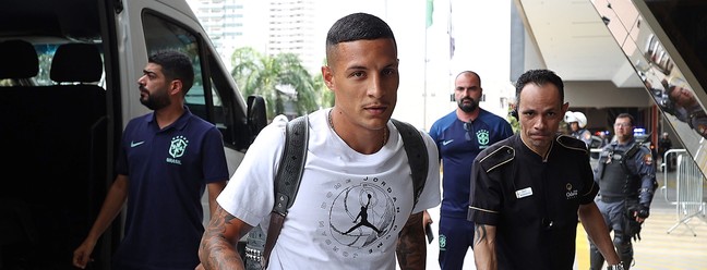 Guilherme Arana, do Atlético-MG, desembarcando em Cuiabá para jogo eliminatório da Copa 2026 — Foto: Vitor Silva/CBF