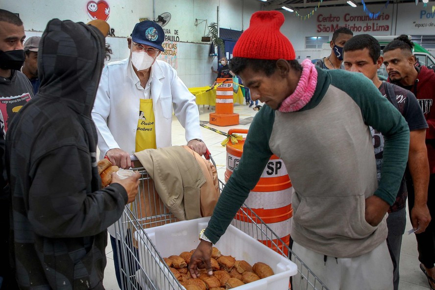 O Padre Julio Lancellotti durante doação de alimentos para pessoas vulneráveis no Centro de São Paulo, em 2022