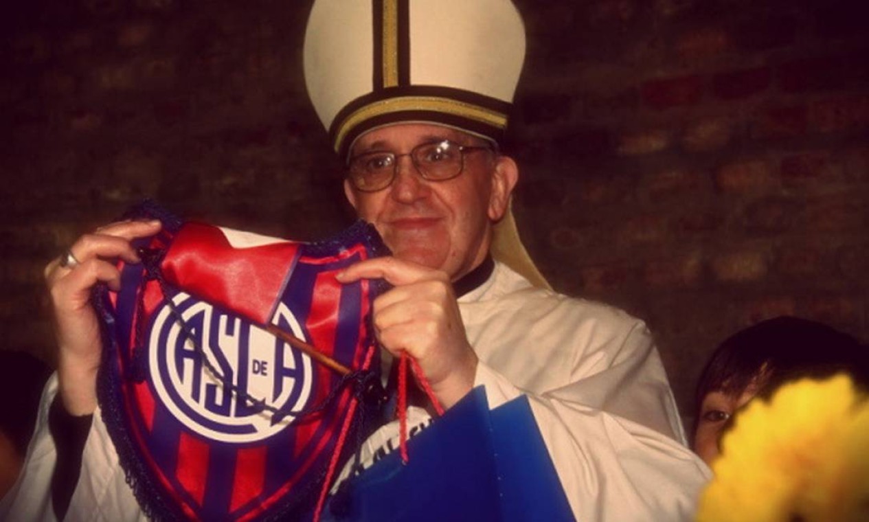 TORCEDOR - Nascido em Buenos Aires, o Papa Francisco pode ser considerado um autêntico argentino. Fã de futebol, tinha como time de coração o San Lorenzo de Almagro — Foto: Arquivo