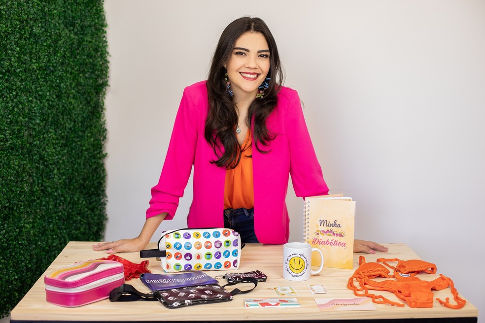 Beatriz Cher com a linha de produtos que criou para a marca Biabética — Foto: Divulgação/Stella Ribeiro