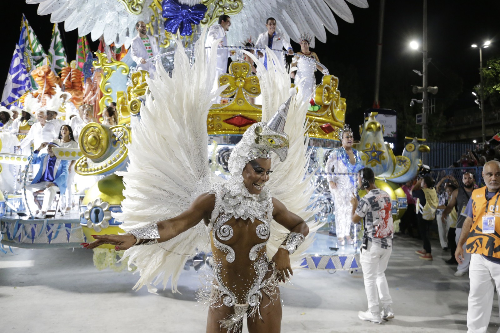 Incorporando a águia portelense no desfile da Grande Rio, Adriana Bombom afirma que emagreceu 10 quilos para usar a fantasia na Sapucaí.  — Foto: Domingos Peixoto