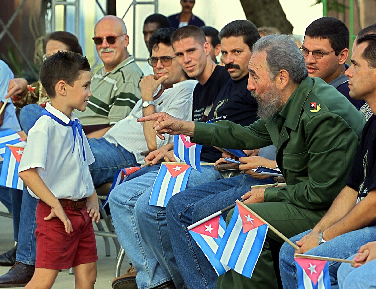 O então presidente cubano Fidel Castro conversa com Elián González, em Cardenas, Cuba, durante inauguração do "Museo a la Batalla de Ideas", em 14 de julho de 2001 — Foto: Adalberto ROQUE / AFP