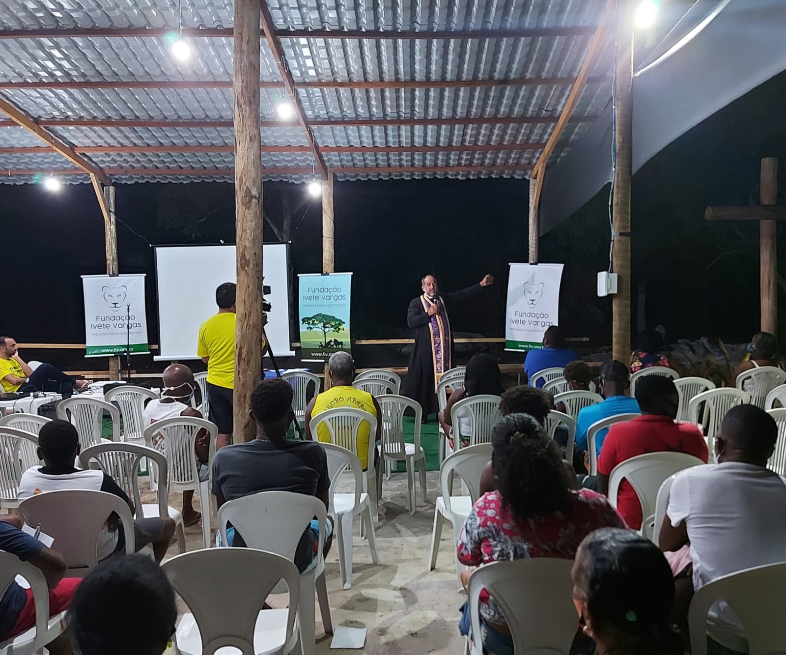 Padre Kelmon discursa durante congresso de jovens conservadores cristãos organizado pelo PTB na Ilha da Maré — Foto: Reprodução