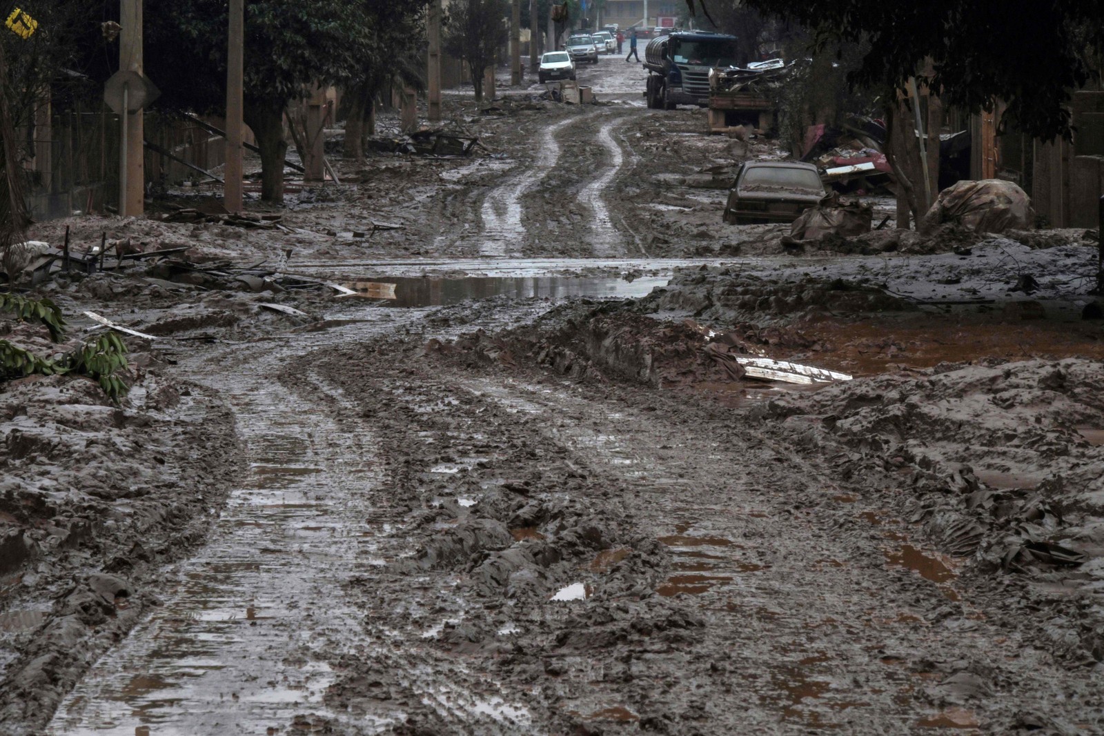 Rua no bairro de São José coberto de lama após as enchentes devastadoras, em Lajeado, Rio Grande do Sul — Foto: Nelson ALMEIDA / AFP