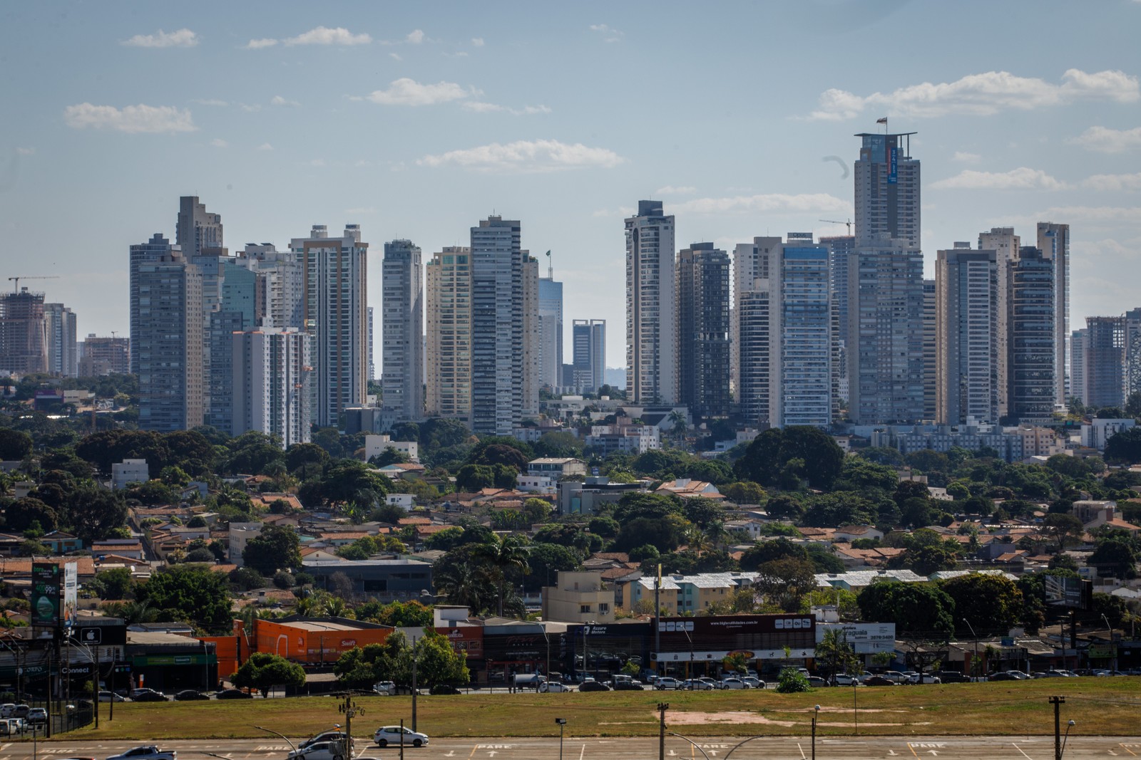 Crescem cada vez mais os grandes e modernos prédios na cidade de Goiânia. — Foto: Brenno Carvalho / Agência O Globo