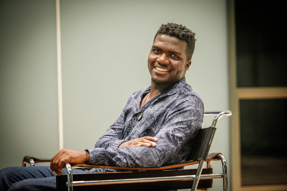 “Na minha adolescência, eu ia ao Bangu Shopping e sonhava com o dia em que um filme meu ia ser exibido ali”, diz Rafael Silva, de 24 anos, que agora terá uma sessão de “Nação” no desejado cinema — Foto: Brenno Carvalho