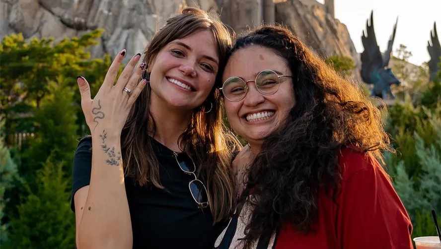 Marcela McGowan e Luiza Martins ficaram noivas em frente ao castelo de Harry Potter nos EUA — Foto: Foto: Reprodução / Instagram