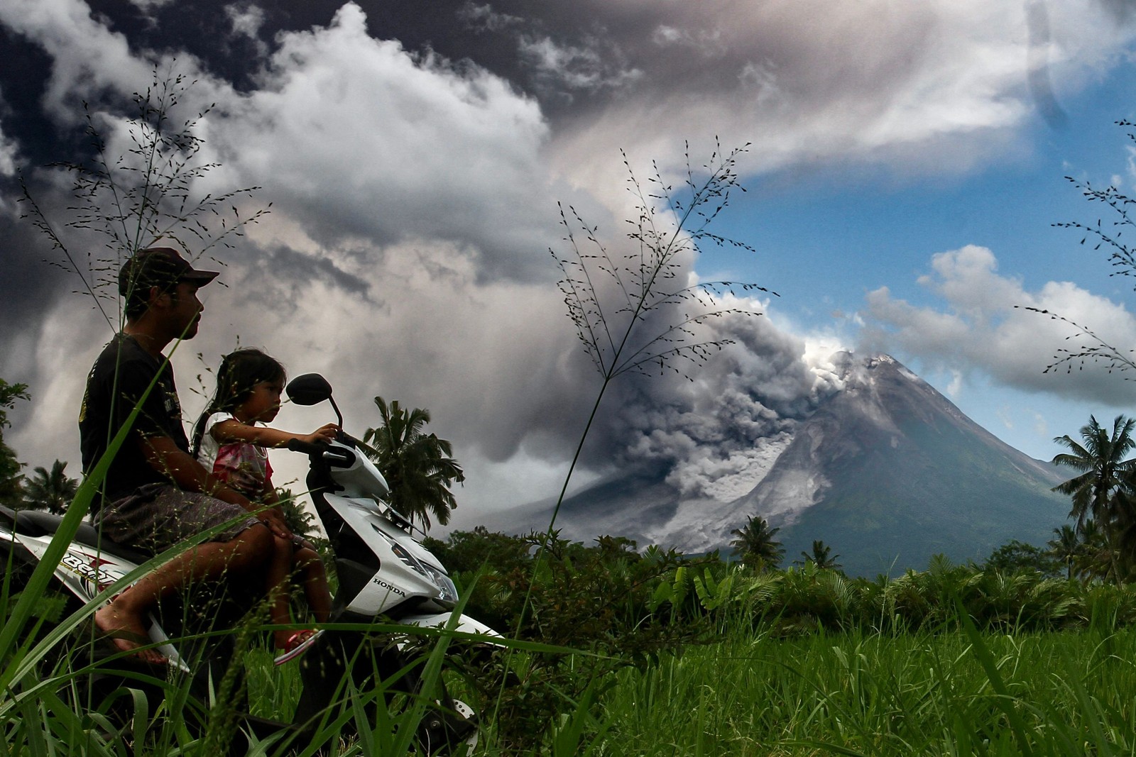 Materia vulcânico é expelido pelo Monte Murapi, um dos mais ativos do mundo, na Indonésia — Foto: DEVI RAHMAN / AFP