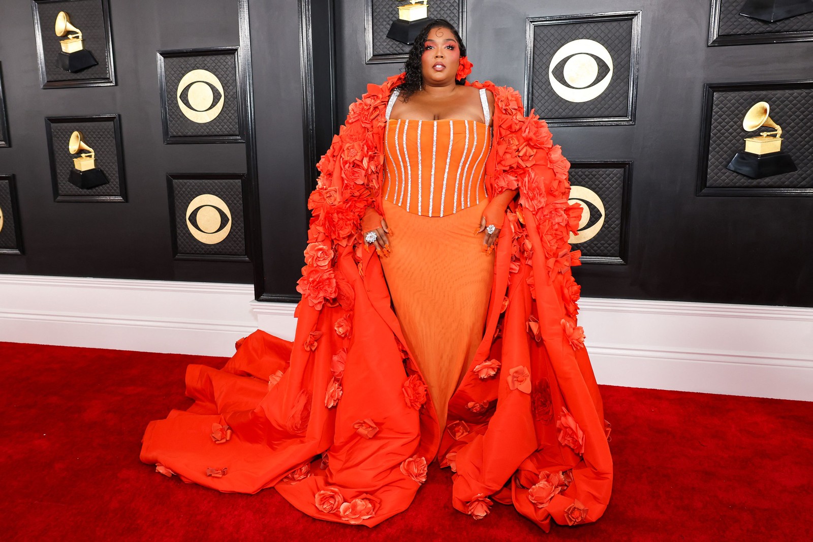 Cantora Lizzo apostou em look em tons de laranja. — Foto: Amy Sussman/Getty Images/AFP