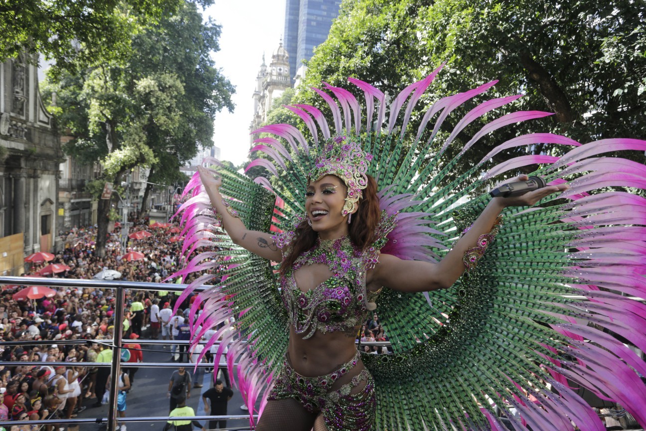 Anitta desfila seu bloco arrastando foliões no Centro do Rio — Foto: Domingos Peixoto