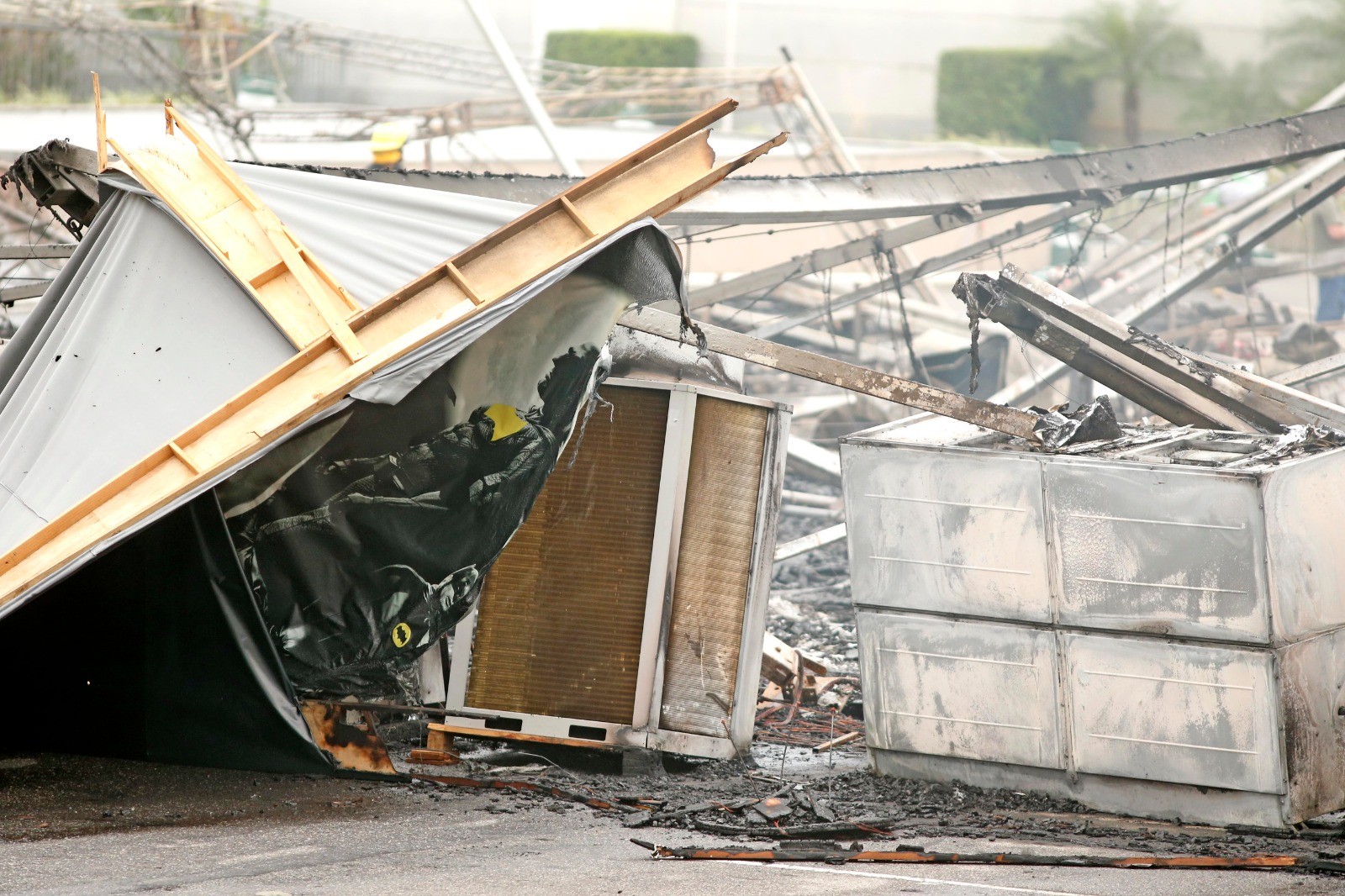 Bombeiros foram acionados pouco antes das 3h — Foto: Fabiano Rocha / Agência O Globo