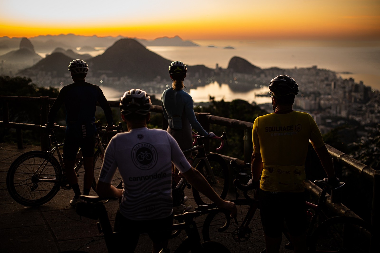 O ciclismo faz atletas amadores de todas as zonas do Rio se encontrarem para uma vista panorâmica da Zona Sul, na Vista Chinesa – há acessos via Barra, Tijuca, Jardim Botânico e São Conrado — Foto: Hermes de Paula / Agência O Globo