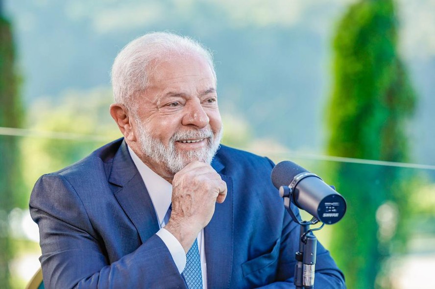 Presidente Lula conversa com o jornalista Marcos Uchoa no programa Conversa com o presidente, em Foz do Iguaçu