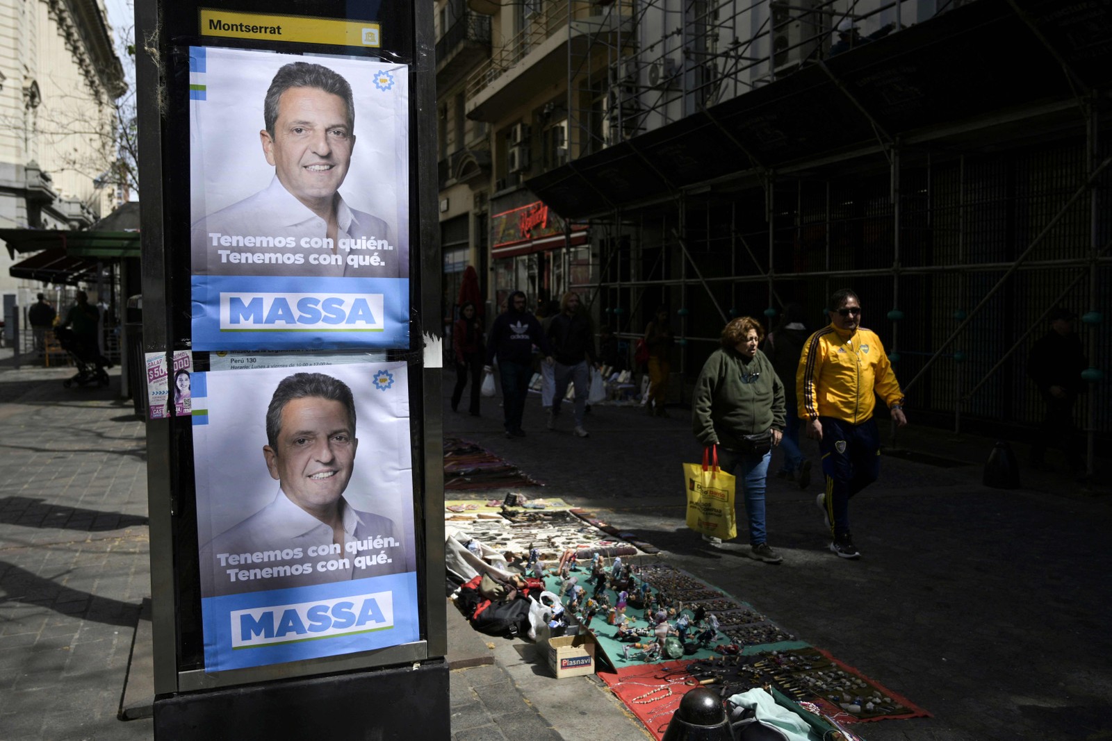 Propaganda eleitoral do ministro da Economia e candidato presidencial do partido União pela Pátria, Sergio Massa, em Buenos Aires — Foto: JUAN MABROMATA / AFP