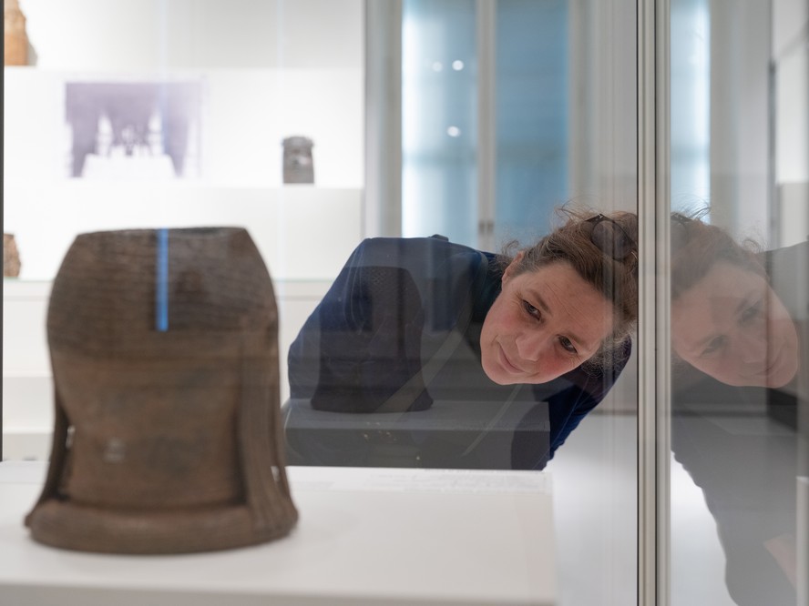 Uma escultura de bronze de Benin do século XVI  no Humboldt Forum, um museu de Berlim que começou a repatriar alguns dos artefatos para a Nigéria