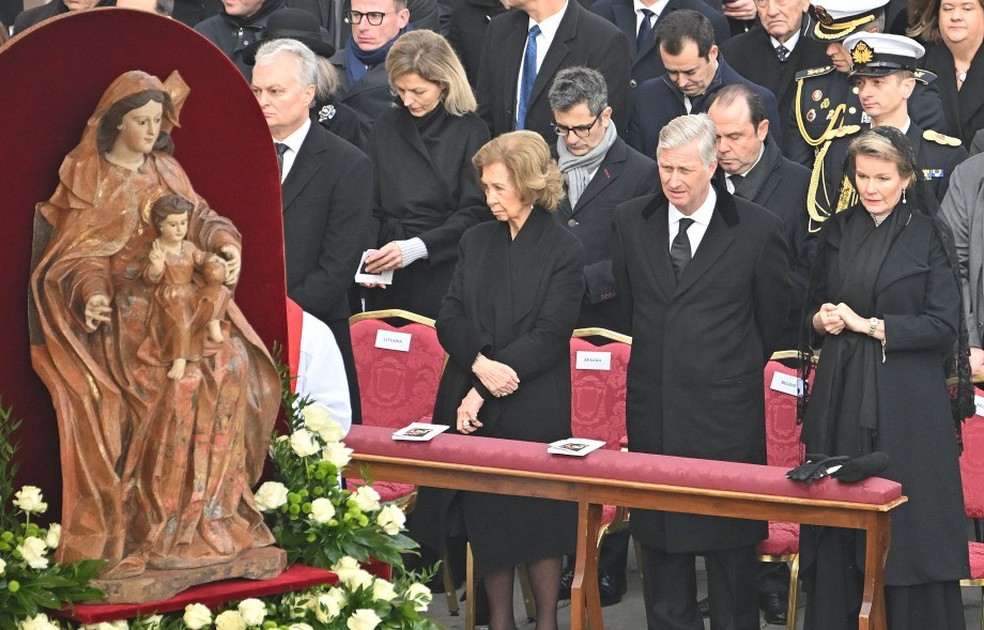 A ex-rainha Sofia da Espanha (esquerda) e a rainha Mathilde da Bélgica  assistem à missa fúnebre do Papa emérito Bento XVI — Foto:  Filippo MONTEFORTE / AFP