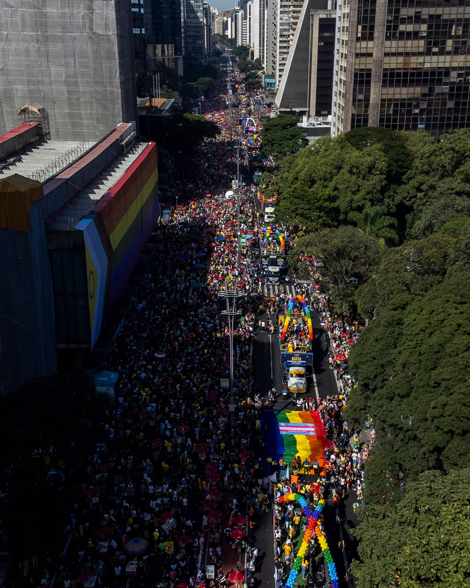 A Parada LGBTQIA+ se estende por toda a Avenida Paulista. Vista aérea da 28ª Parada do Orgulho Gay de São Paulo, Brasil, tirada em 2 de junho de 2024. — Foto: Miguel SCHINCARIOL / AFP