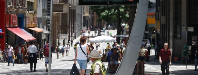 Termometro marcando 39 graus na região da Praça da Sé. — Foto: Paulo Pinto/Agência Brasil