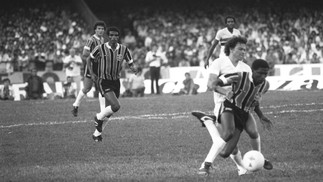 29º - GRÊMIO (1981) - O versátil Paulo Isidoro passa pela marcação de Emerson, do São Paulo.  — Foto: Arquivo/O Globo