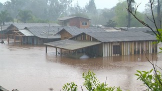 Chuva forte causa estragos em cidades do RS. Segundo a Defesa Civil, mais de 350 pessoas tiveram que deixar suas casas — Foto: Reprodução/ RBS TV