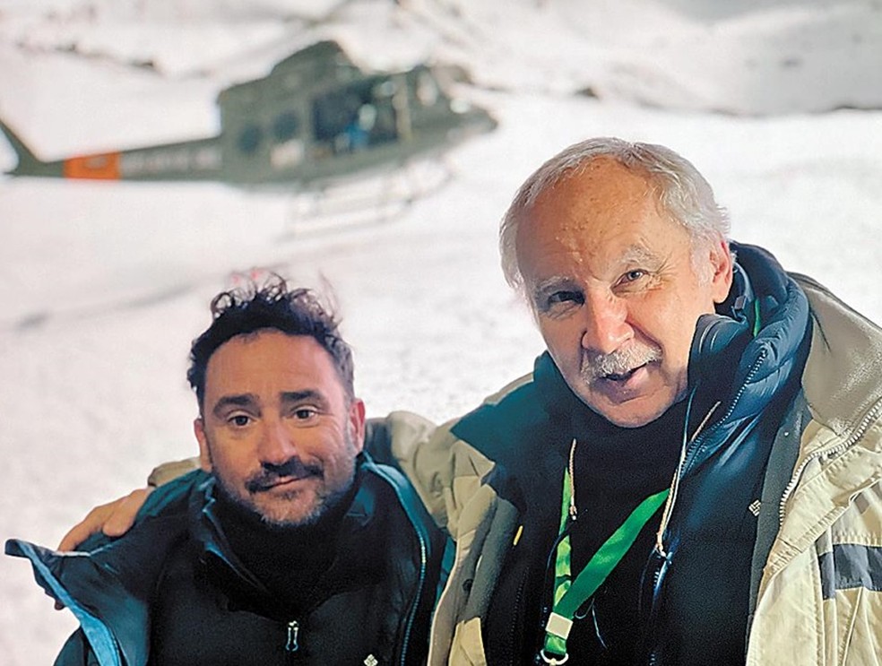 A sociedade da neve: o diretor do filme, J.A Bayona (à esq), e Pablo Vierci, autor do livro que originou o longa, em Serra Nevada, Espanha, uma das locações — Foto: Arquivo pessoal